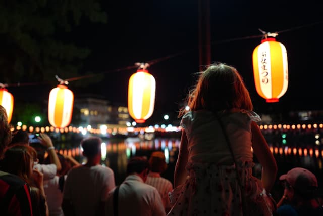 骑在肩膀上观望