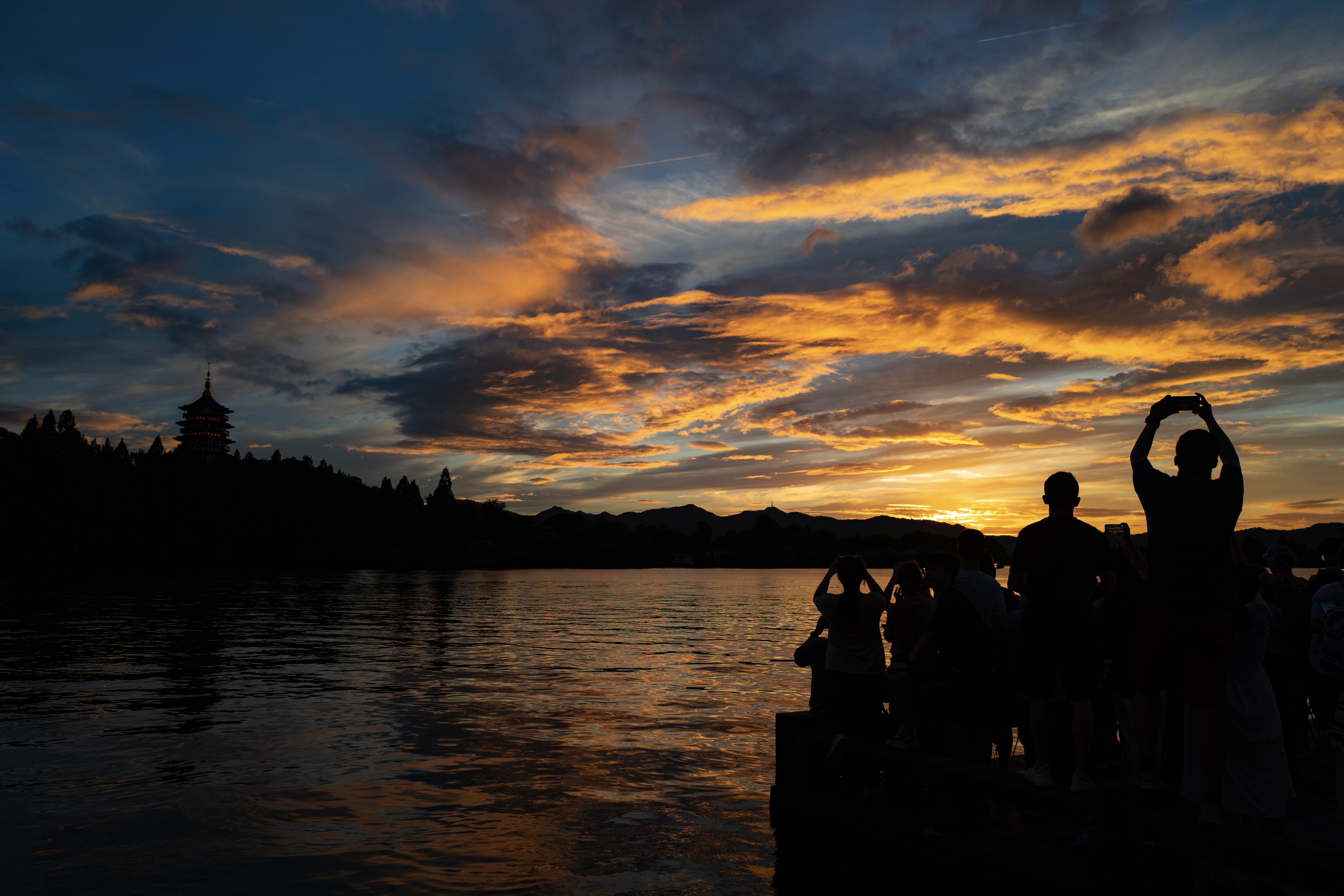 西湖边上的晚霞收集者