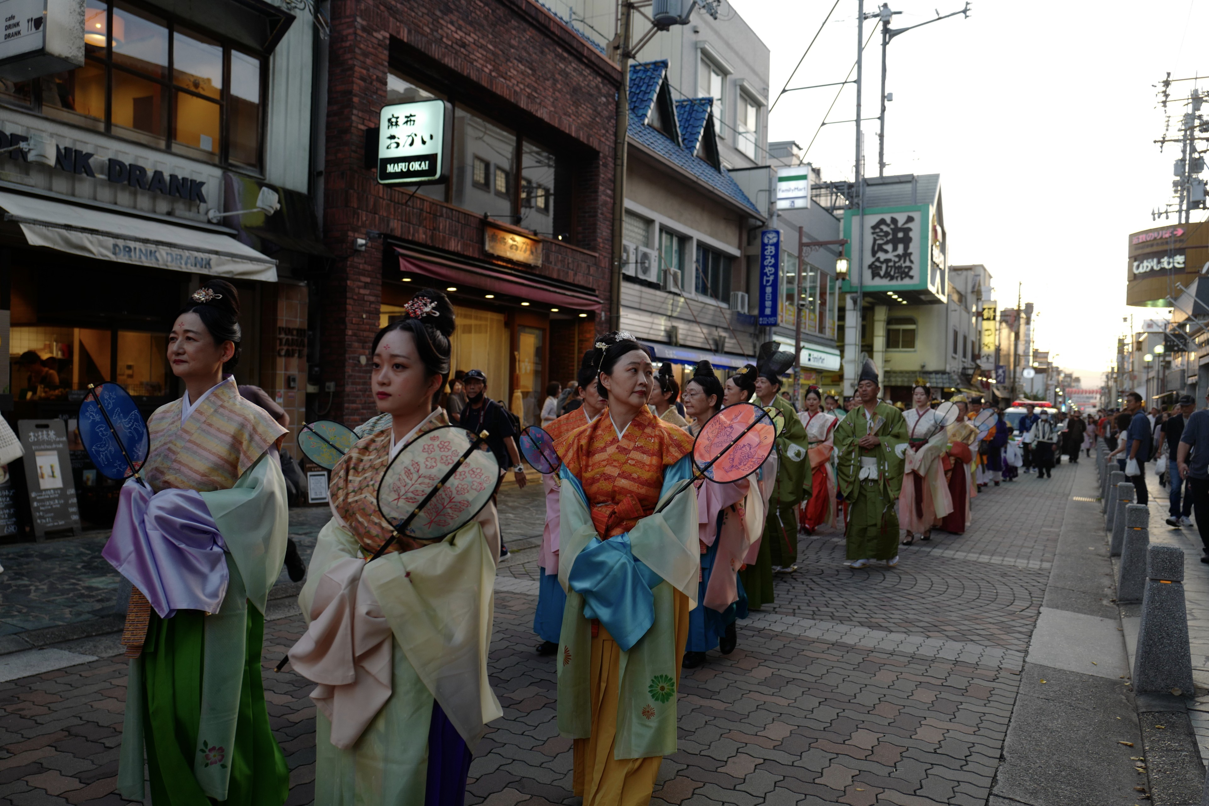 身着古装的花扇使者